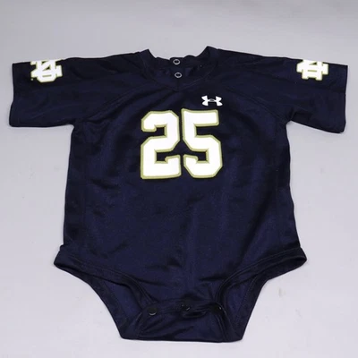 Camiseta de fútbol Under Armour Baby Notre Dame 25 mameluco de una pieza infantil 6-9M Foto 1 de 4