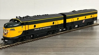 Tenshodo HO #131/132 EMD F-9 Diesel Locomotive Set Chicago & Northwestern #1 - Image 1 of 4