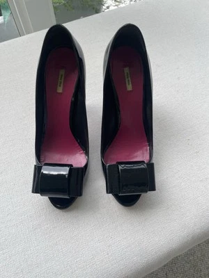 Zapatos de salón Miu Miu de charol negro con pajarita peep-toe talla 39 Foto 1 de 4
