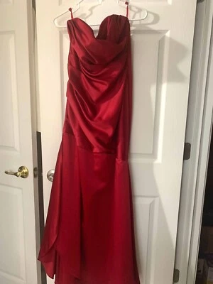 Vestido de novia de noche de dama de honor rojo sin tirantes talla 10 Foto 1 de 4