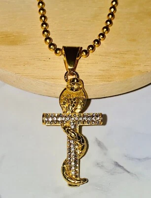 Collar Colgante Cruz Cobra Acabado Dorado con Piedras Brillantes - Apto para la Piel Foto 1 de 4