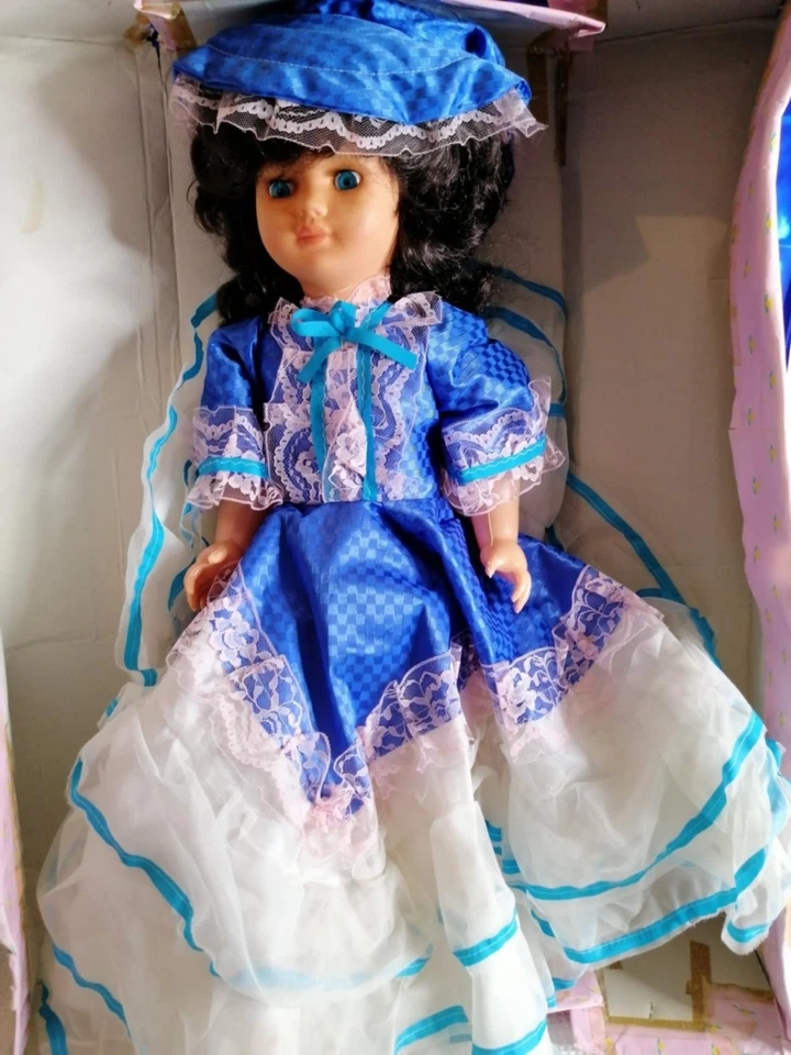 Bambola vintage anni 50/60 in celluloide altezza 75 cm. con cappellino  - Immagine 1 di 4