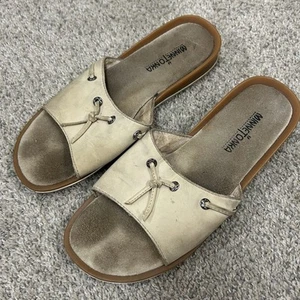 Sandalias Minnetonka para mujer 9 flecos de cuero sin cordones beige - Imagen 1 de 8