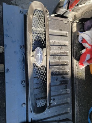 Решетка передняя верхняя для Subaru Impreza 2004–2005 годов выпуска черная оригинальная E4758 DG1 - Изображение 1 из 2