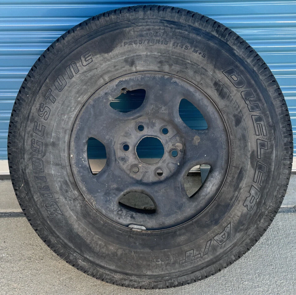 (1) 16" Chevy GMC 1500 Spare Wheel Tire 6 Lug 265/75/16 Bridgestone 13/32" Tread - Изображение 1 из 4