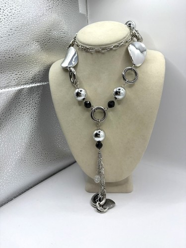 VETEMENTS Collana grossa con ciondolo in nappa lunga tono argento e perline