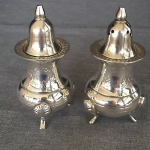 Vintage Salz Pfeffer Shaker Siebplatte Löwengesicht Füße graviert Kranzfutter - Bild 1 von 14