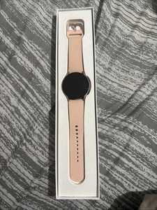 Samsung Galaxy Watch5 44mm Boîtier Or Rose avec Bracelet Or Rose Smart Watch - Photo 1 sur 3