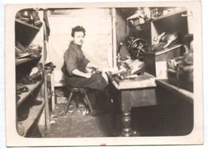 Photo Shoemaker in Workshop 1930 - Picture 1 of 2