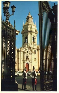 Postal Catedral de Lima Perú Gente en Frente - Imagen 1 de 2