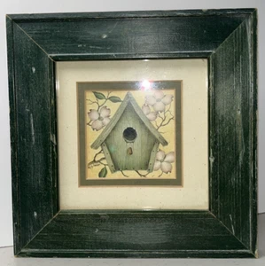 Obra de arte Pier 1 Birdhouse de Nancy Pallan con marco verde envejecido 5 x 5 - Imagen 1 de 7