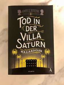 Tod in der Villa Saturn, M. R. C. Kasasian, Band 3 der Serie, Brandneu - Bild 1 von 2
