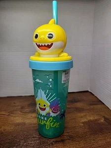 Baby Shark Zak! 18 Oz. Tasse mit 3D Deckel & Strohhalm - Bild 1 von 6