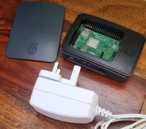 Raspberry Pi 3 Model B+ with case and official power adapter - Afbeelding 1 van 6