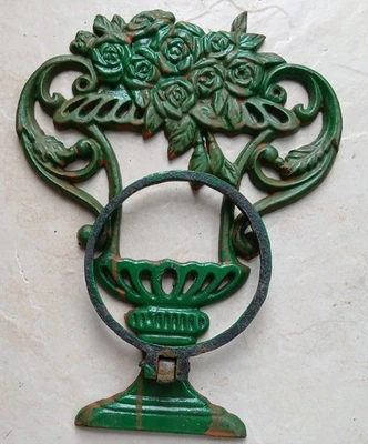 Antiguo soporte para olla de hierro fundido montado en la pared Foto 1 de 4