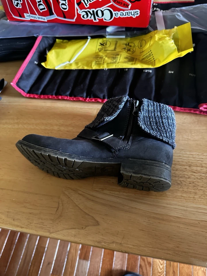 Bota de tornozelo feminina Rocket Dog Bentley Graham PU tamanho 9 preta/cinza camurça zíper lateral - Imagem 1 de 3