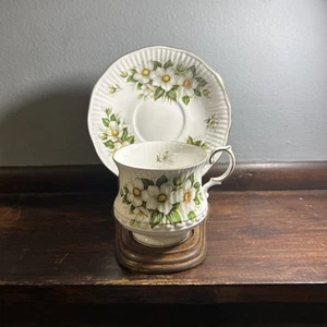 Vntg Rosina Queen's Fine Bone China CHRISTMAS ROSE Tea Cup & Saucer England Mint - Picture 1 of 12