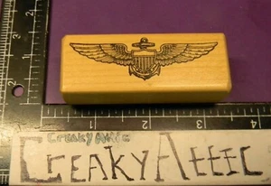 ESCUDO DE ALAS RAYAS DE COMBATE FUERZA AÉREA SELLO DE GOMA DISEÑOS IMAGINAIR CRUJIENTE - Imagen 1 de 2