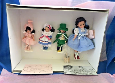Novo Na Caixa Boneca Madame Alexander Dorothy & Munchkinland Conjunto Raro Conjunto Completo #36775 - Imagem 1 de 4