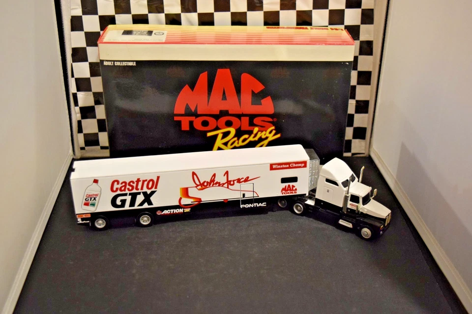 MacTools 1995 Transporter/Trauler de John Force Castrol GTX 1 de 2500 1:64 Foto 1 de 4