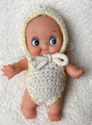 Muñeca Kewpie de goma de colección manos de estrellas de mar 8" traje de ganchillo y gorro, ojos grandes Foto 1 de 4