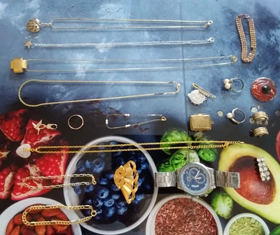 Schmuckkonvolut Kette mit Anhänger, Brosche und Ohrclips, Uhr, Armketten, Ringe - Bild 1 von 4