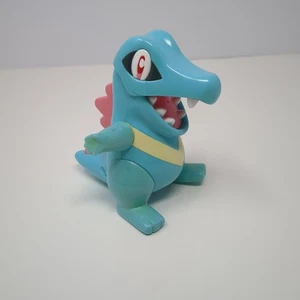 TOTODILE Water Squirting Action Pokemon Figur Hasbro Nintendo 2000 4" groß - Bild 1 von 8