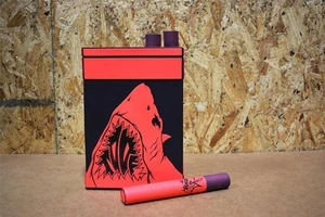 CAJA DE CIGARRILLOS ESCULTURA DE TIBURÓN POR SHARKTOOF X TOYQUBE - Imagen 1 de 4