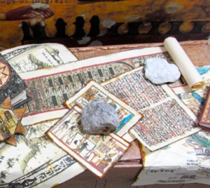 ANCIENT EGYPTIAN ARTIFACTS 1:12 Scale Miniature Readable Papyrus Scroll 4 Pc - Picture 1 of 9
