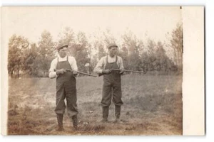 Postal antigua de dos cazadores sosteniendo rifles caza foto real década de 1910 RPPC - Imagen 1 de 2