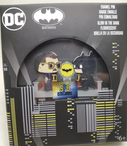 Pop Pin DC: Batman and Gordon w/ GITD Bat Signal SPO Exclusive 1000 PCS LE - Picture 1 of 6