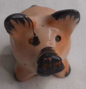 Estatuilla de cerámica vintage de cerdito ocupado de Japón de los años 40 2" x 1-1/4" - Imagen 1 de 5