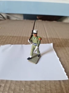 STARLUX / ARMEE D AFRIQUE LEGION ETRANGERE : Soldat au DEFILE Avec Fusil - Bild 1 von 4