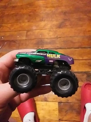 Camión monstruo Hot Wheels Marvel The Incredible Hulk Foto 1 de 4