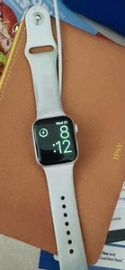 Apple Watch series 4 OS 9.5.2 silver 40 mm - Photo 1 sur 3