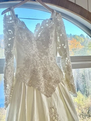 VTG Bonny Off White Scalloped Soft Satin Long Sleeve Wedding Dress Gown Size 8 - Image 1 of 4