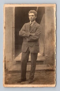 RPPC Retrato de un hombre con traje brazos doblados vintage en caja y negro postal - Imagen 1 de 2