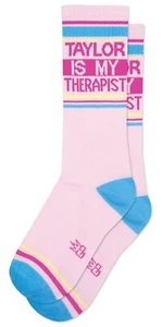 Calcetines TAYLOR IS MY THERAPIST de Gumball Poodle Unisex Acanalados Gimnasio Calcetines Crew - Imagen 1 de 2