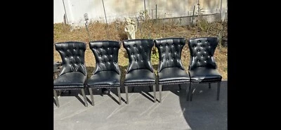 Linda cadeira de couro preto com rebites de prata  - Imagem 1 de 4