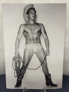 4x6 pollici Foto ristampa - Bellissimo cowboy con modello fisico lazo - interesse gay - Foto 1 di 6