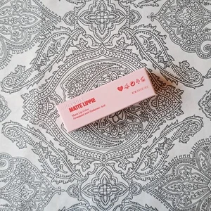 H&M Matte Lippie Colour Lipstick Vivid Finish Shade Scarlet Starlet Brand New - Picture 1 of 2