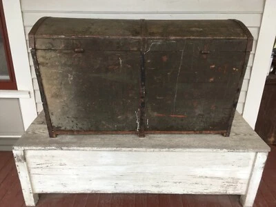 Antiguo cofre colonial de inmigrantes cúpula superior baúl o manta cofre Foto 1 de 4