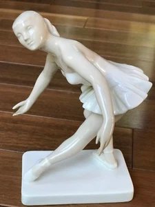 VIntage Royal Dux Bowing Ballerina - Mint condition -  7.5"x5.5" - Picture 1 of 4