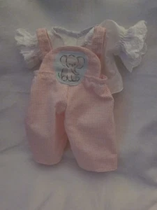 CPK Puppenkleidung/16-18 Zoll/rosa Gingham Overall/Bluse/Haarschleifen - Bild 1 von 2