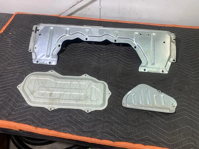 2001 - 2005 年马自达 Miata Oem 包裹架内部锡油箱访问面板套件 — 第 1/4 张图片
