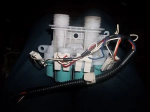 WHIRLPOOL WASCHWASSER EINLASSVENTIL W11096267 AB MODELL WTW5100HCO. - Bild 1 von 2