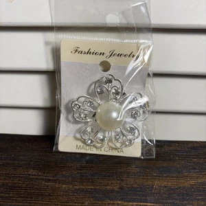 JEWELRY BROOCH WEDDING BOUQUET BRIDAL Pearl Center Silver Tone Rhinestones NEW - Picture 1 of 2