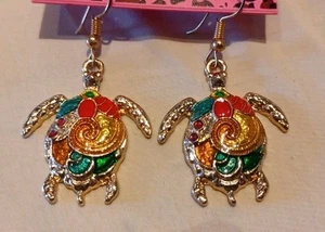 Bellissimi orecchini Betsey Johnson smaltati dipinti tartaruga su ganci, nuovi su cartoncino - Foto 1 di 13