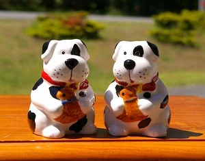 Juego de agitador de sal y pimienta de juguete manchas blancas y negras para cachorros de 3 1/8" de alto - Imagen 1 de 7