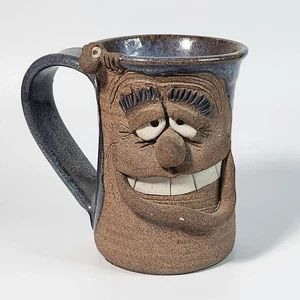 Taza de cerámica vintage hecha a mano de gres cara goofy esmalte marrón firmada - Imagen 1 de 8